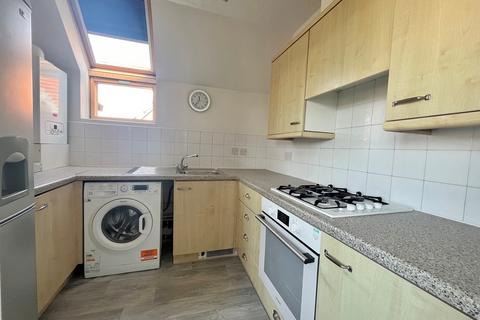 2 bedroom flat to rent, Bluebell Close, Rush Green