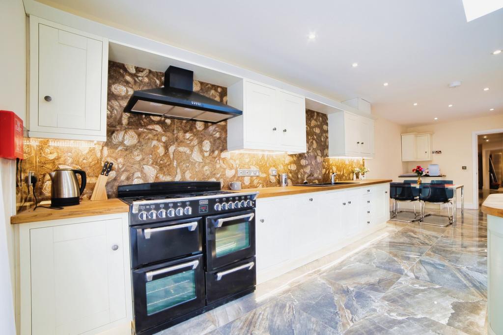 Clapham Road, Bedford, MK41 7PW 6 bed detached house to rent £2,495