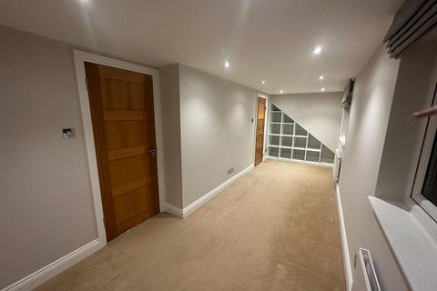 4 bedroom detached house to rent, Ferry Avenue, Staines, TW18 3LP