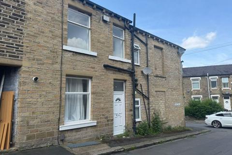 4 bedroom terraced house to rent, Moss Street, Huddersfield