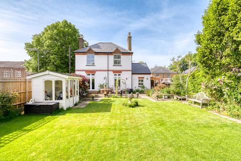 4 bedroom detached house for sale, Dunboe Place, Shepperton