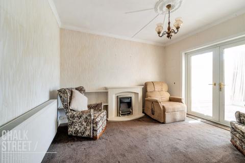 2 bedroom semi-detached bungalow for sale, Mansfield Gardens, Hornchurch, RM12