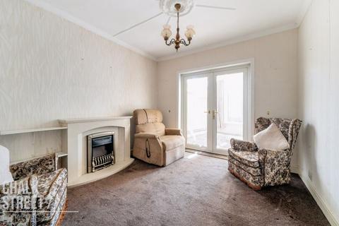 2 bedroom semi-detached bungalow for sale, Mansfield Gardens, Hornchurch, RM12