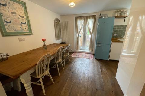 33 Bridgeside, Carnforth, LA5 9LF