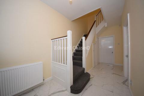 3 bedroom terraced house to rent, Hastings Avenue, Gants Hill, IG6