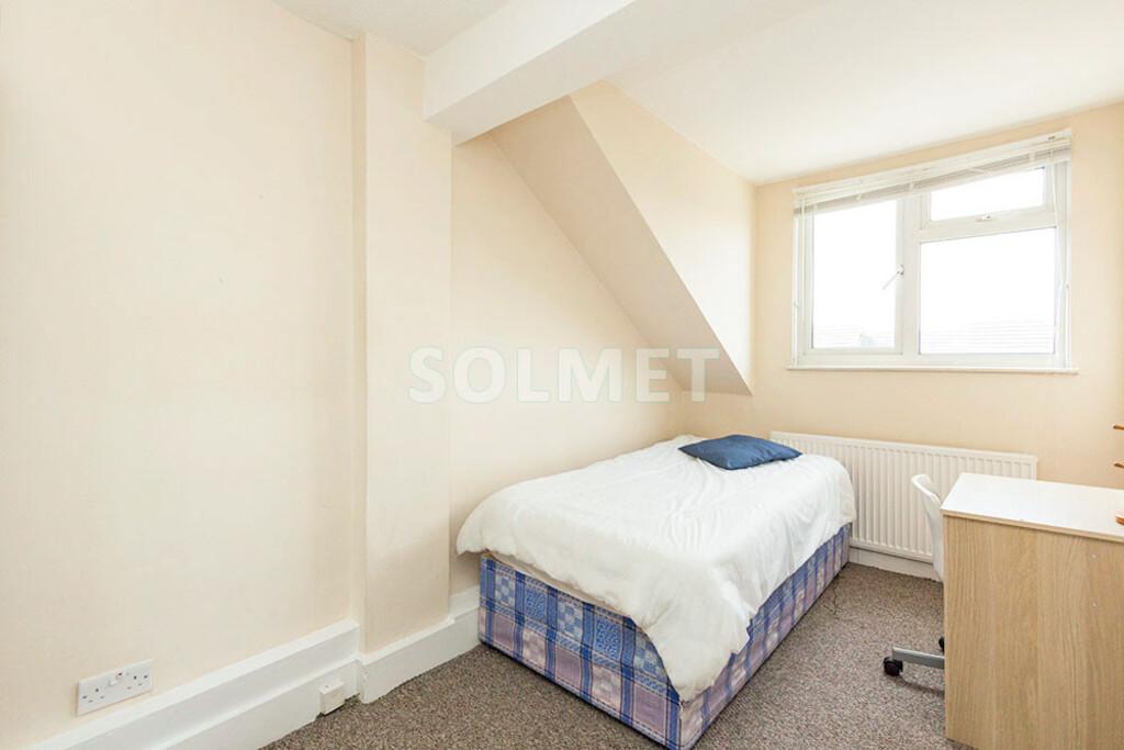 Claremont Road, London NW2 3 bed flat to rent £2,000 pcm (£462 pw)