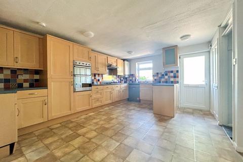 3 bedroom terraced house to rent, Somerset Close, Shepton Mallet