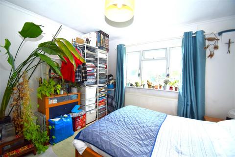 2 bedroom apartment to rent, Chertsey Road, St Margarets
