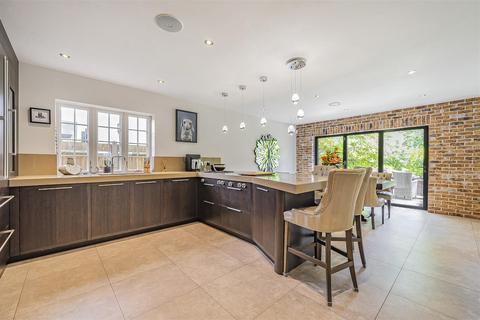 204 Leesons Hill, Chislehurst, BR7 6QH