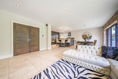 204 Leesons Hill, Chislehurst, BR7 6QH