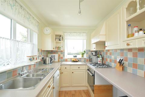 2 bedroom detached bungalow for sale, WELL-PRESENTED HOME * LAKE