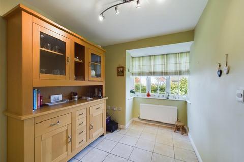 27 Winter Gardens, Crawley, RH11 8RB