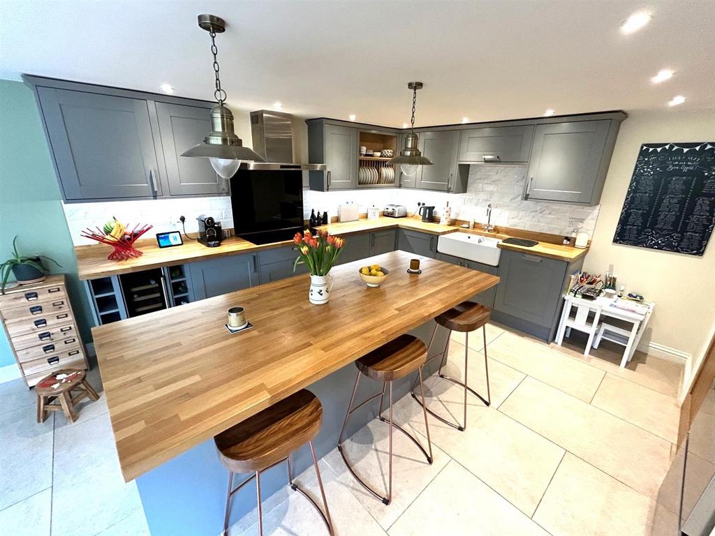 The Street, Cherhill 5 bed detached house to rent £2,250 pcm (£519 pw)