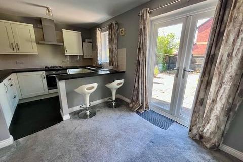 3 bedroom semi-detached house to rent, Wyvern Close, Devizes