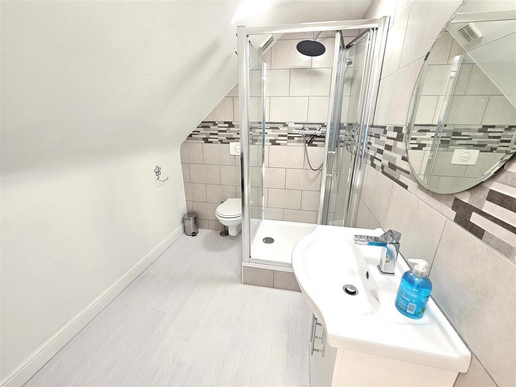 Bed 3 En Suite.jpg