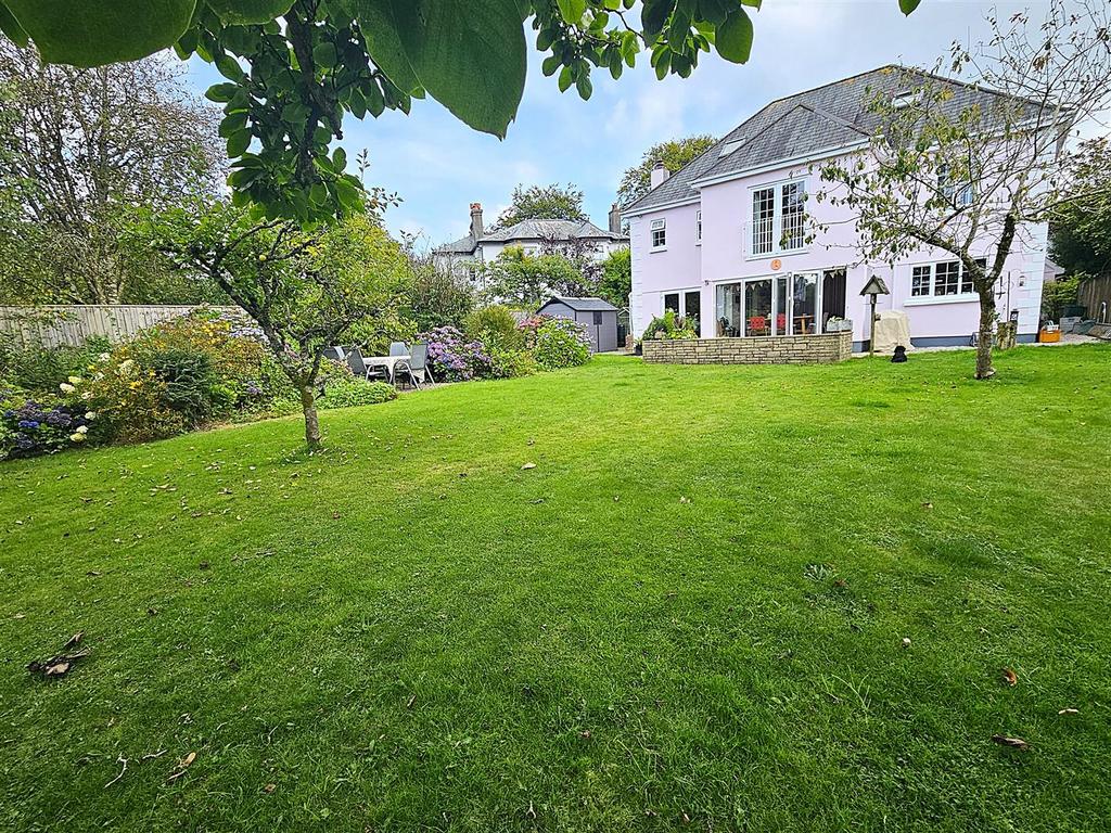 Rear garden 2.jpg