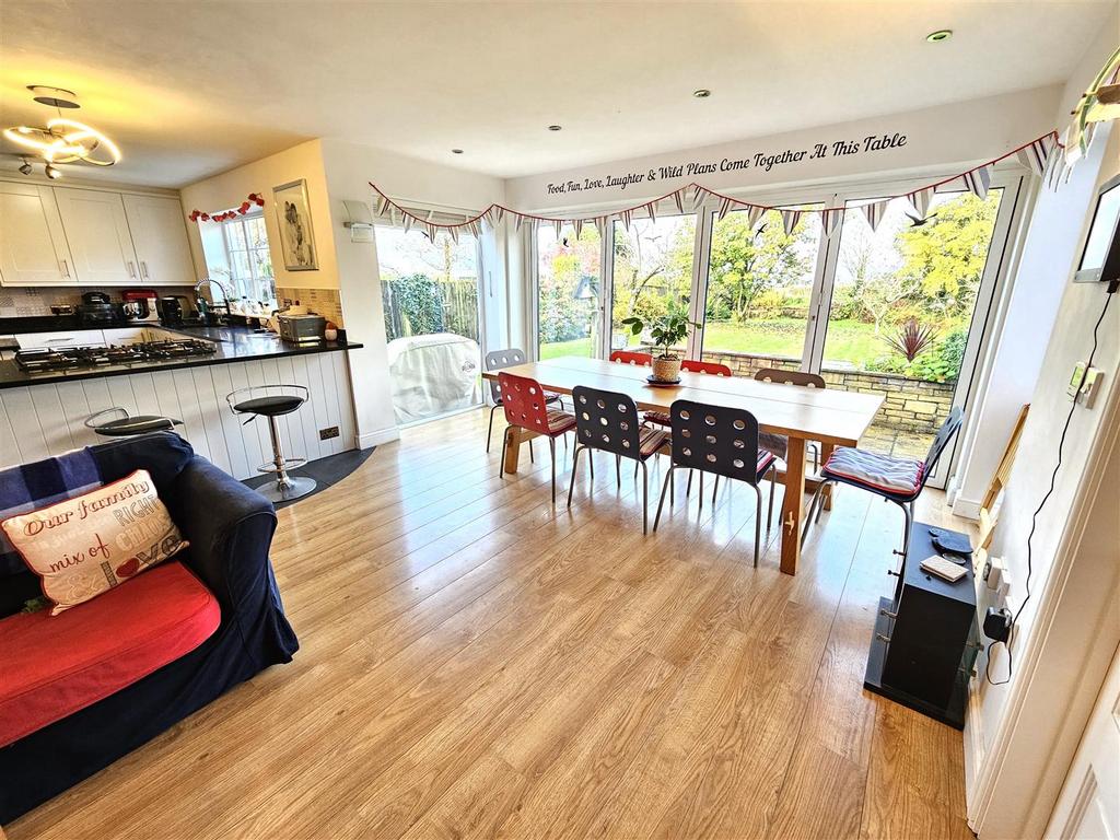 Dining Area.jpg