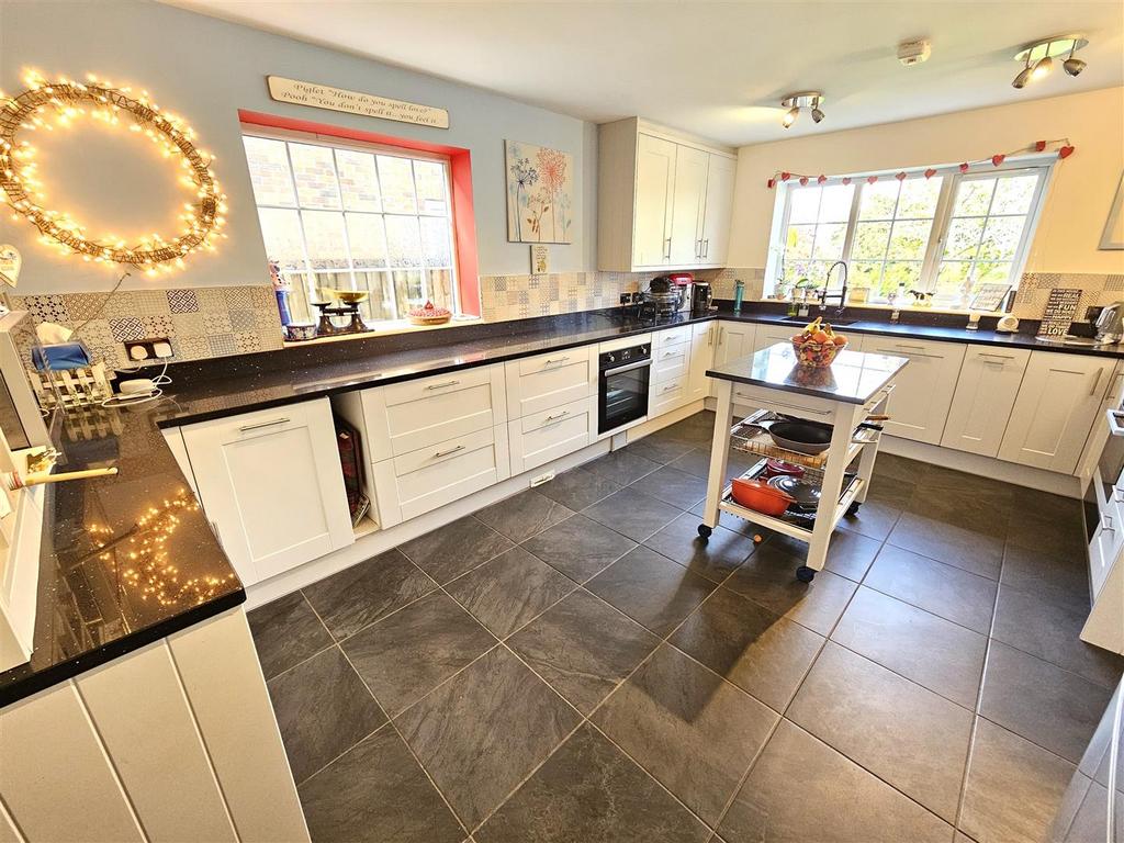Kitchen 1.jpg