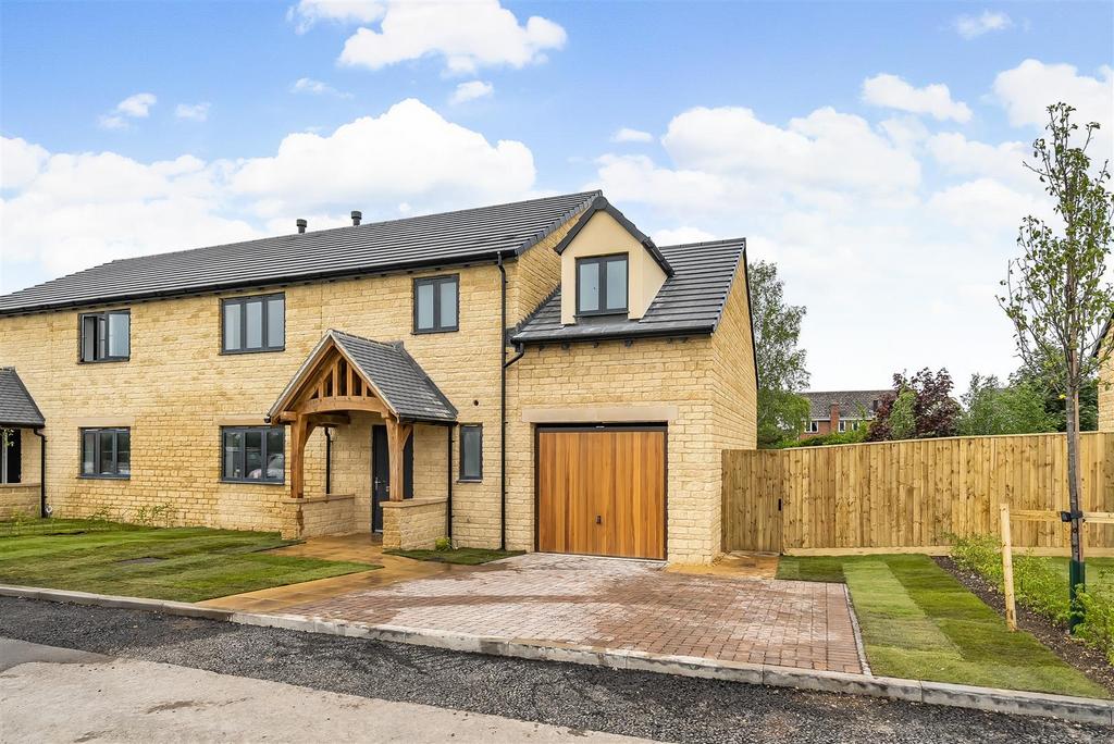 Rosehill Close, Bradenstoke, Chippenham 4 bed semidetached house for