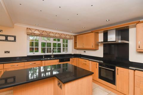 4 bedroom detached house to rent, Ash Hill, Wolverhampton