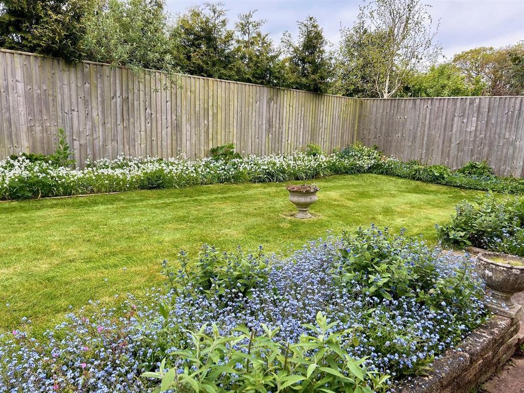 Garden .3.jpg