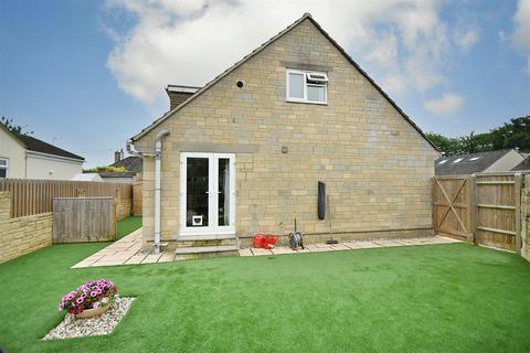 4 bedroom detached bungalow to rent, Lakeside, Fairford