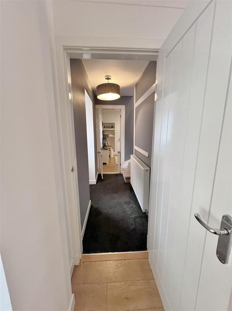 Hallway from bedroom to lounge.JPG