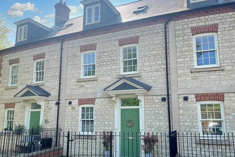 4 bedroom townhouse for sale, Northampton Road, Towcester
