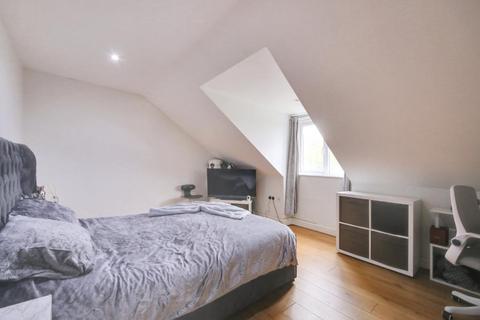 2 bedroom flat to rent, Brook Court, Radlett WD7