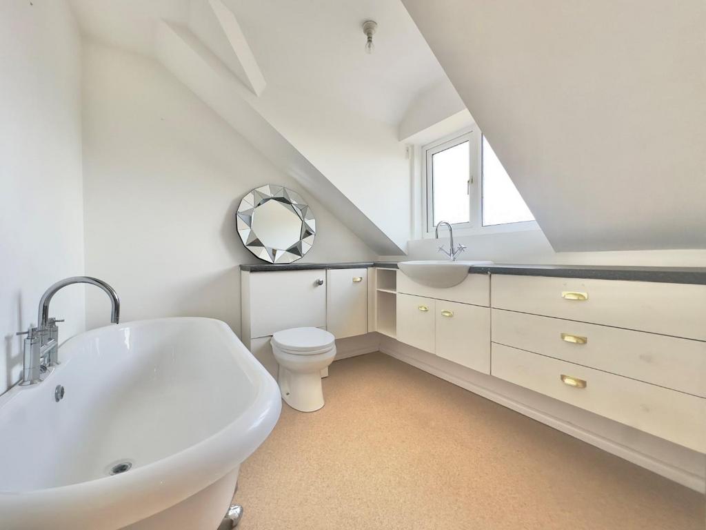 EN SUITE BASLOW.jpg