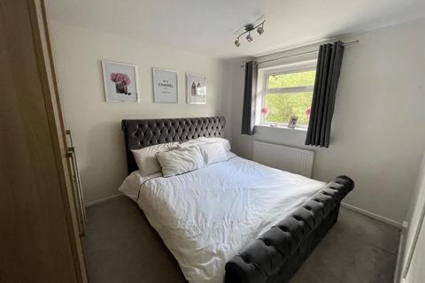 3 bedroom mews to rent, Porthleven Drive, Manchester