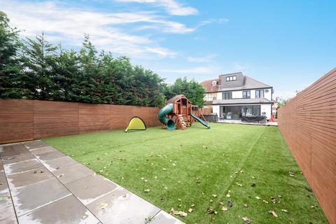 33 Forest Side, Worcester Park, KT4 7PA