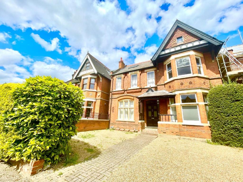 Gordon Road, Ealing W5 2 bed apartment for sale £750,000