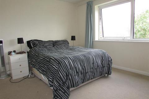 2 bedroom flat to rent, Balmain Close