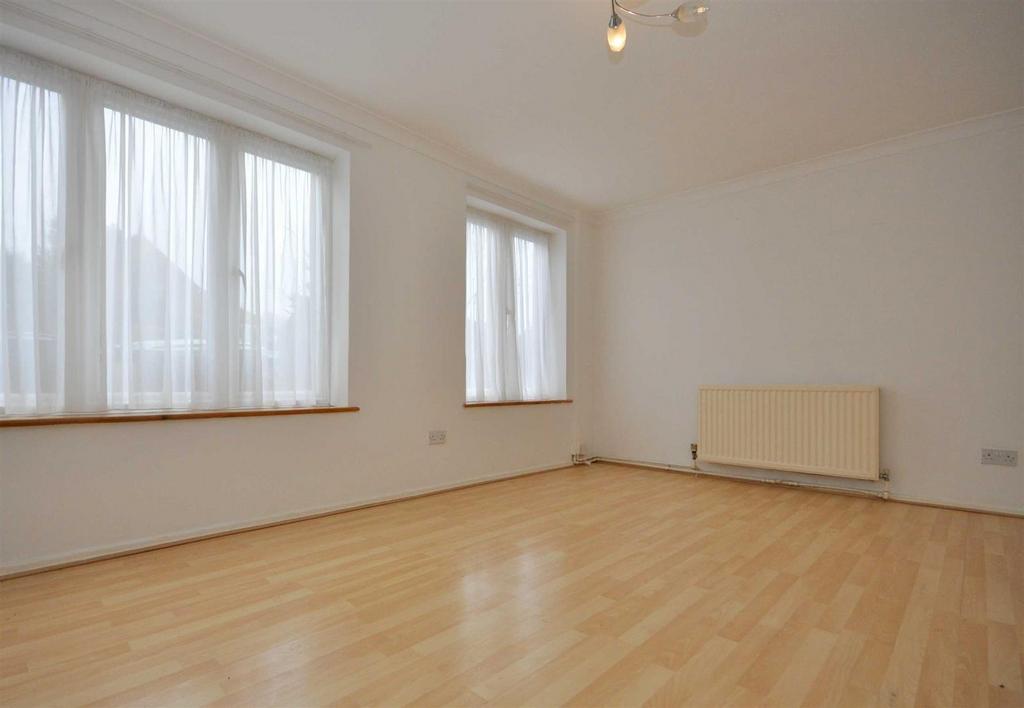 Mackenzie Road, Raunds NN9 3 bed semidetached house to rent £900 pcm (£208 pw)