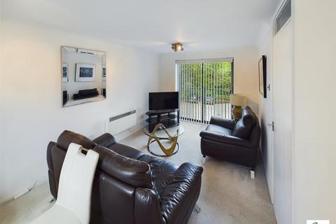 2 bedroom flat for sale, Lamplighters Close, Waltham Abbey