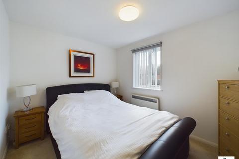2 bedroom flat for sale, Lamplighters Close, Waltham Abbey
