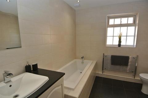 4 bedroom house to rent, Glenfield Road, Ashford TW15