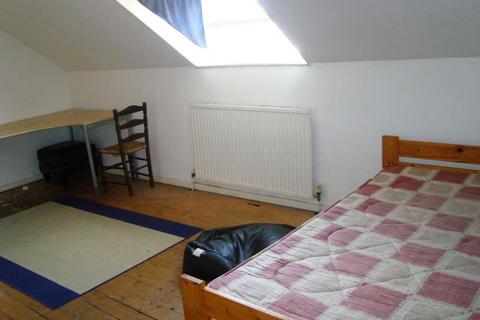 3 bedroom terraced house to rent, Wrangthorn Avenue, Hyde Park, Leeds, LS6 1HE
