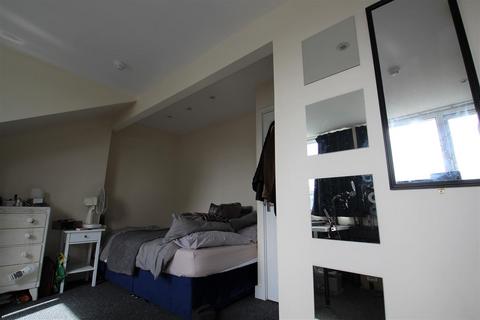 3 bedroom terraced house to rent, St Anns Avenue, Burley Park, Leeds, LS4 2PB