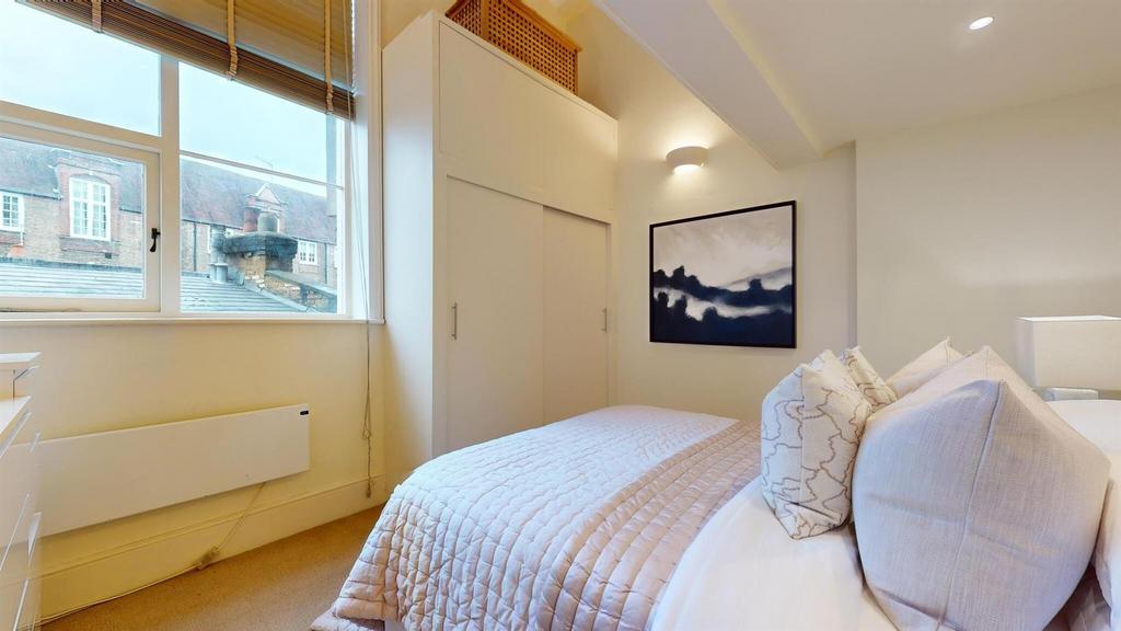 Ft5 99 QGlivingbed1.2.jpg