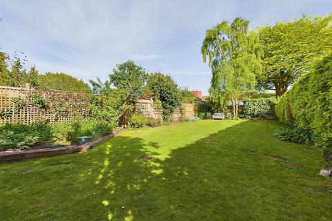 3 Sylvan Close, South Croydon, CR2 8DS