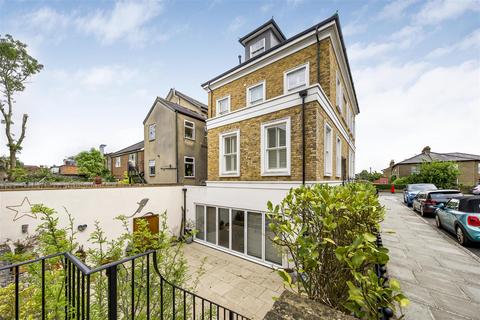 3 bedroom semi-detached house to rent, Belmont Road, Twickenham