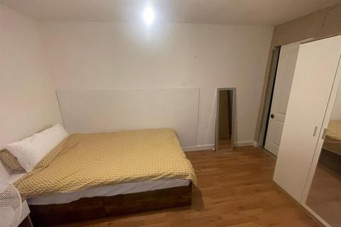 1 bedroom in a house share to rent, Hydeside Gardens, Edmonton, London