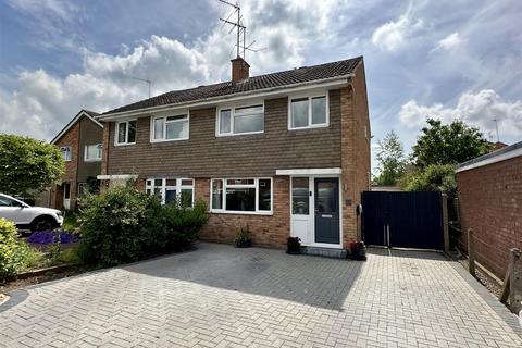 24 Fields Park Drive, Alcester, B49 6QR