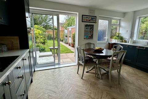 24 Fields Park Drive, Alcester, B49 6QR