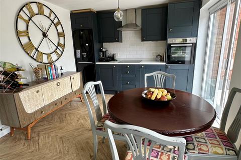 24 Fields Park Drive, Alcester, B49 6QR