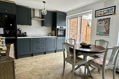 24 Fields Park Drive, Alcester, B49 6QR