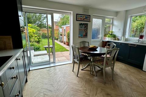 24 Fields Park Drive, Alcester, B49 6QR