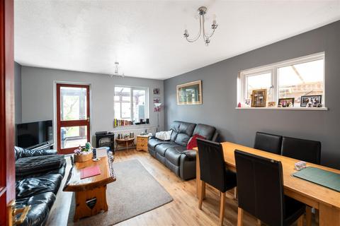 9 Broadlands, Horley, RH6 9XA
